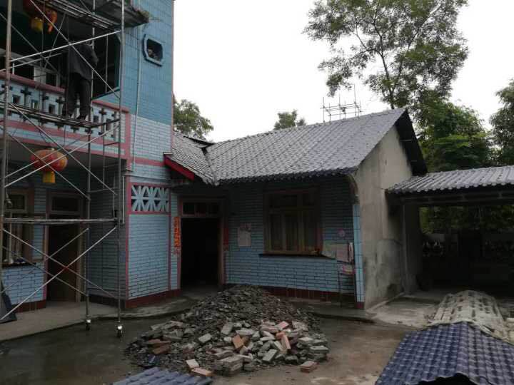 北方兩面坡屋頂幾分水漂亮？采用合成樹脂瓦材料